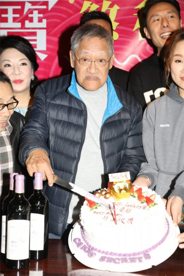 吴耀汉的生日是12月17日,在去年,已经79岁高龄的吴耀汉出席洪金宝新片