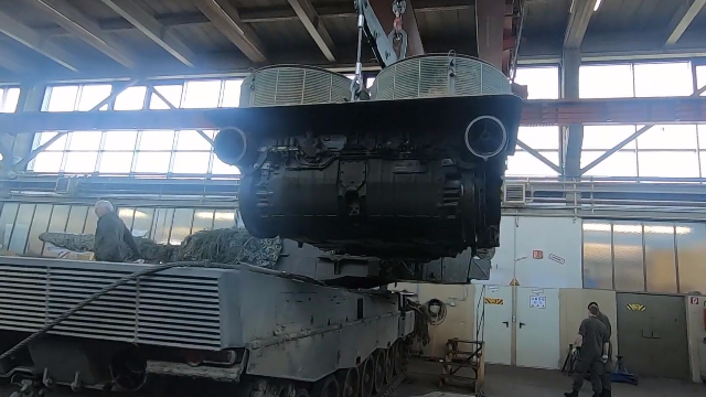 原来豹2坦克的模块化发动机这么好拆感觉看完就会了