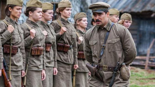 柳拜乐队献唱俄罗斯经典爱国战争片这里的黎明静悄悄同名曲