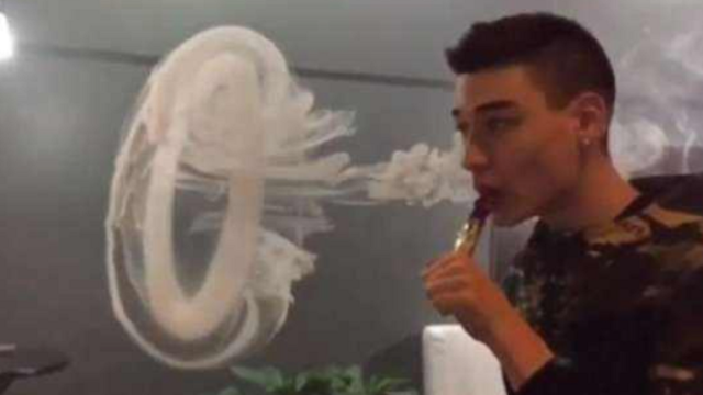 小伙花3年时间苦练吐烟圈，技术出神入化，这才是真正的吸烟_凤凰网视频_凤凰网