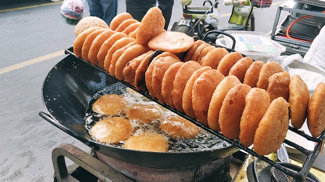 大爷菜市场做炸糕金黄酥脆1块钱一个刚出锅的超好吃