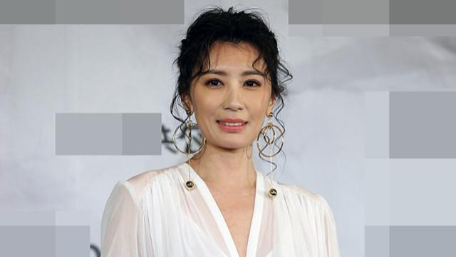 45岁贾静雯未修图皱纹明显网友不要卖少女人设了该服老了