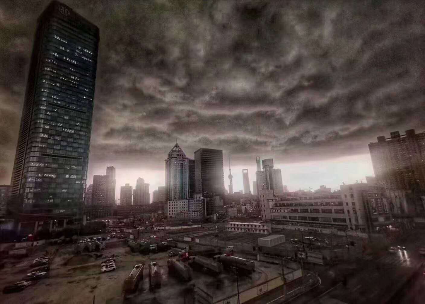 查看更多高清图片4月9日下午,上海市区突然阴云密布,乌云滚滚压境