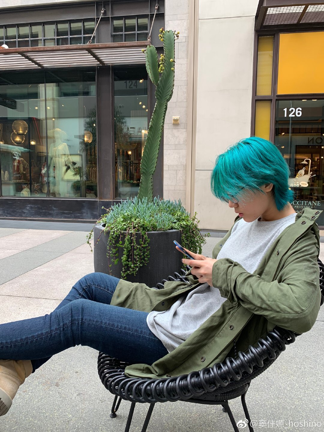 窦唯小女儿近照曝光,蓝发红唇星味十足,神似姐姐窦靖童!