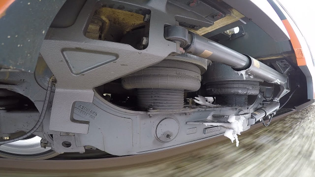 火车下面装个摄像头,看看火车运行后减震的变化,实在太直观了