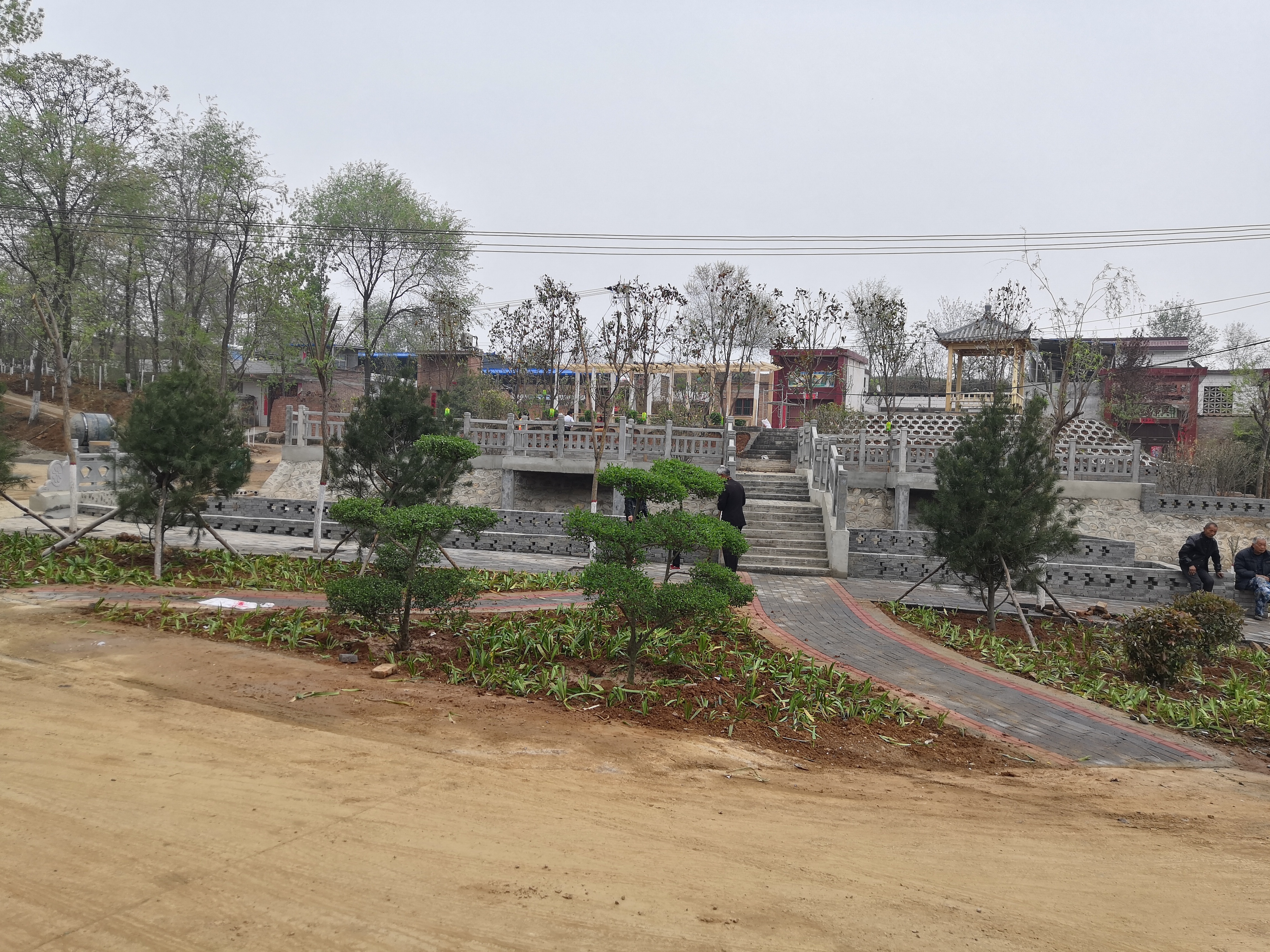 宜阳县韩城镇秦王村村民正在精心装扮美丽家园