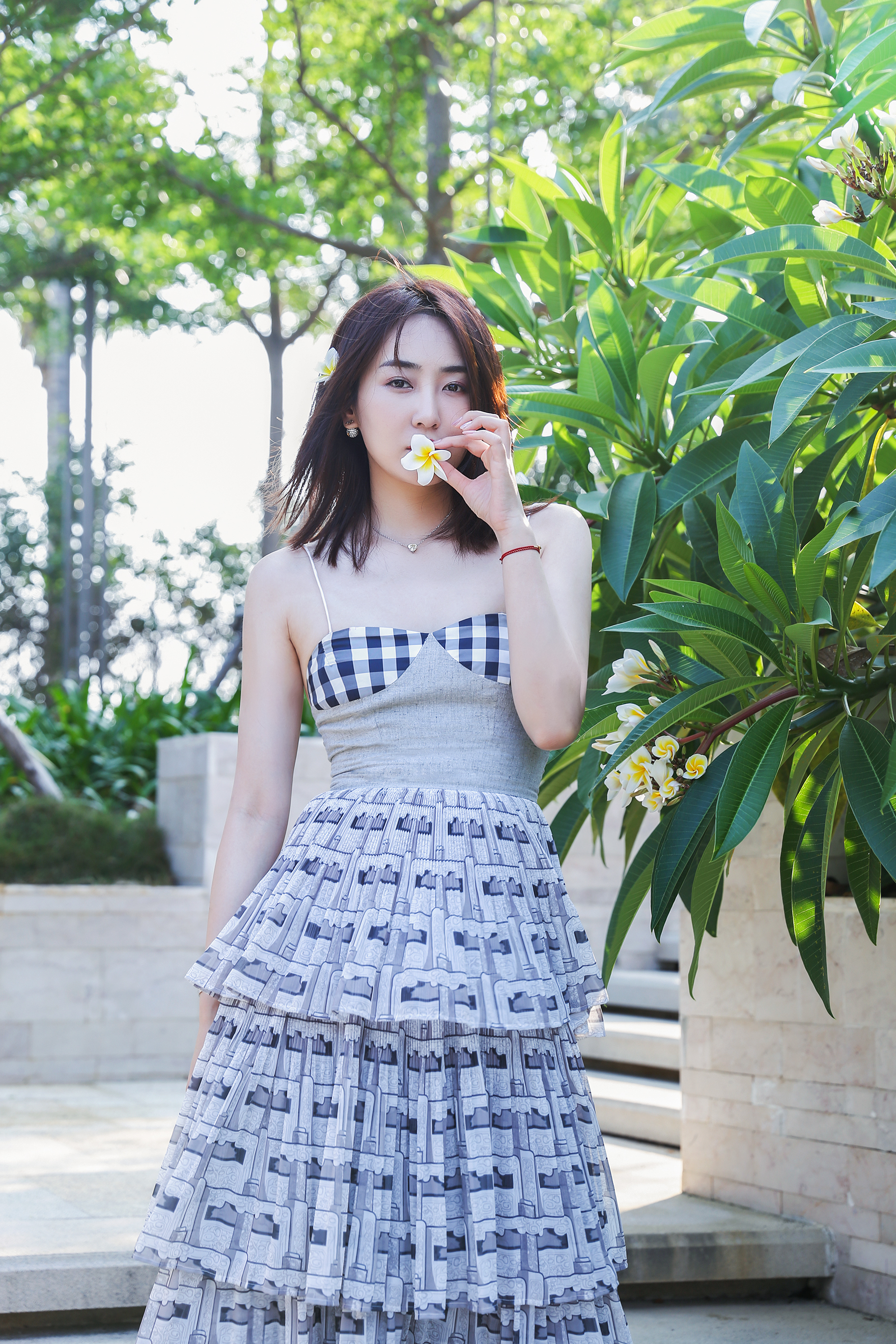 高姝瑶漫步庭院回眸浅笑身姿婀娜