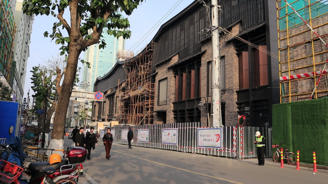 这是即将开业的温州名城广场,离五马街只有50米,主体建筑已完