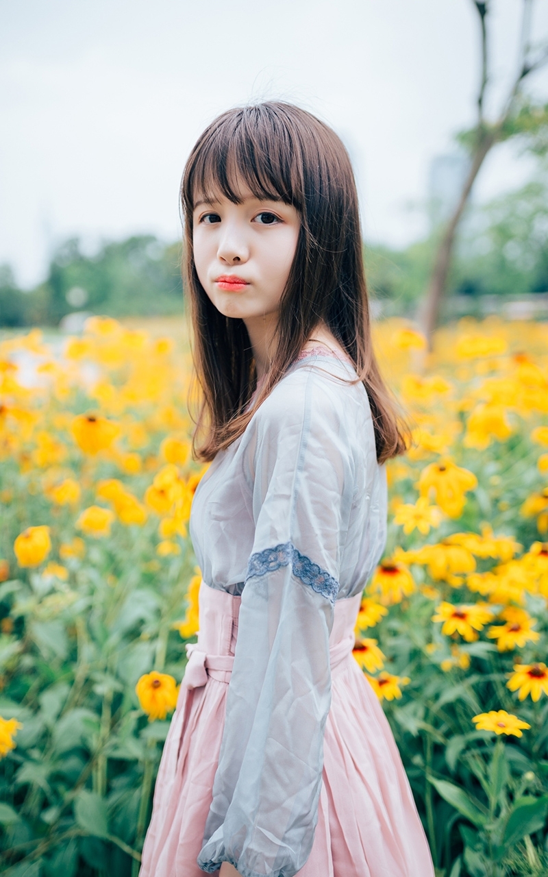 娃娃脸甜美文艺少女户外写真