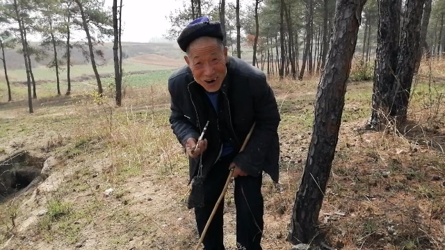 为啥80岁还要放羊农村大爷一句年纪大了不好混说的很直接