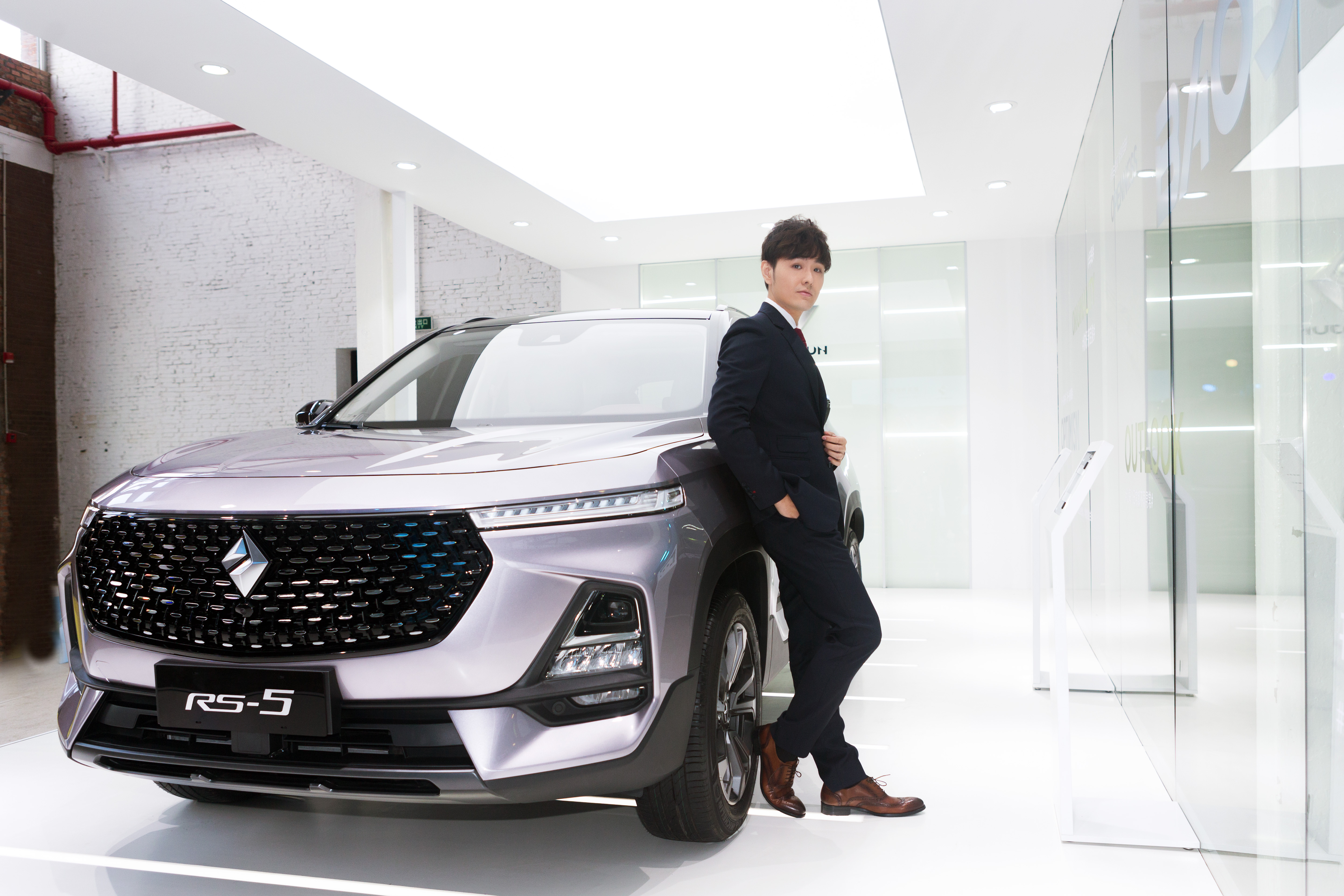 邓男子出席顶级汽车品牌活动 精彩魔术引领风尚__凤凰网