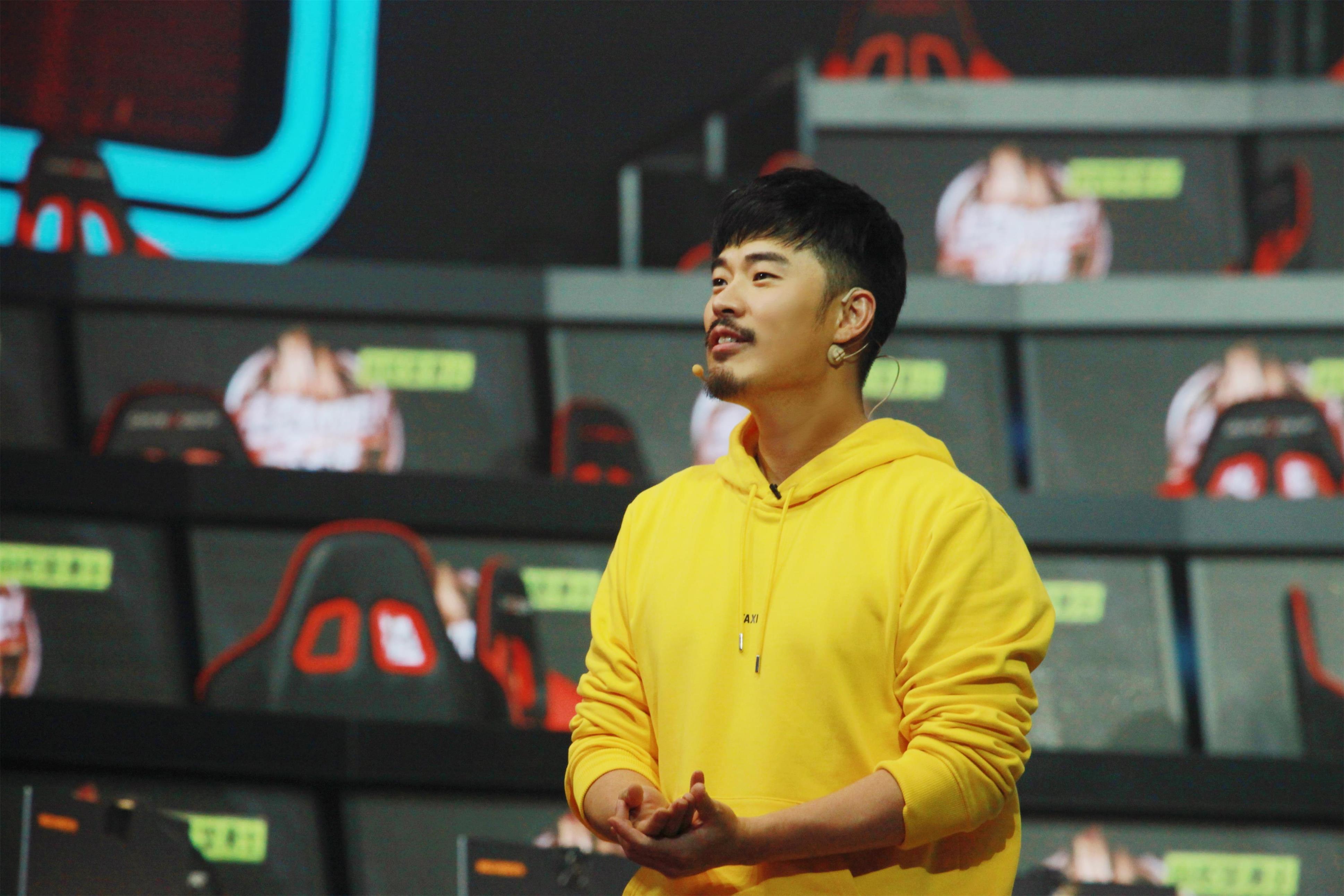 "天才棋霸"陈赫上线 直播挑战棋类游戏人气十足