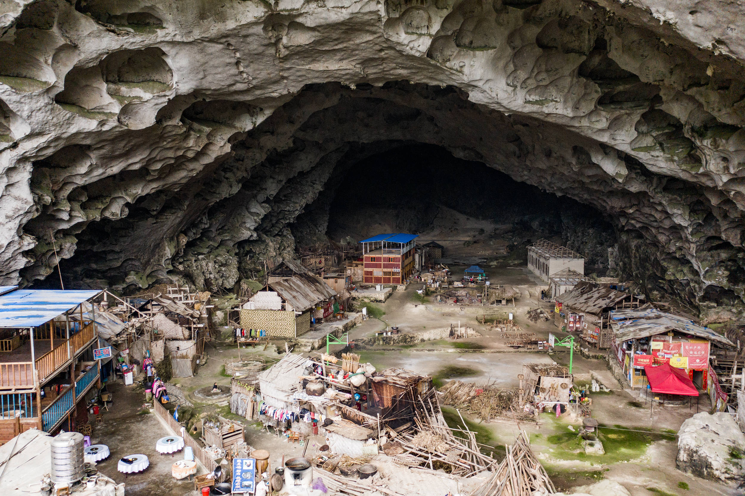 贵州大山一个2万多平方米的山洞,住有人家,养鸡种菜与世无争
