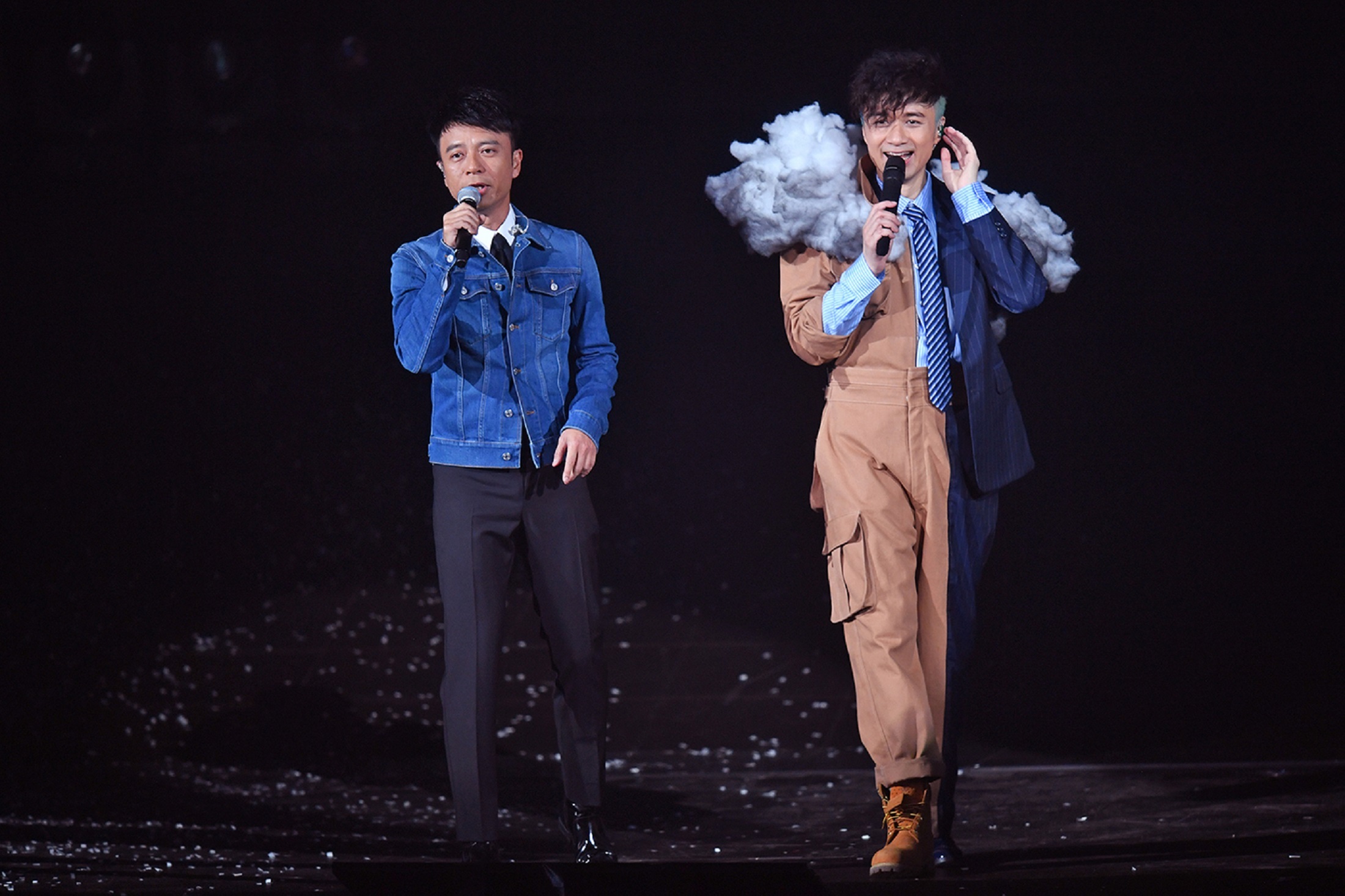 古巨基红馆开唱与容祖儿李克勤合体模仿早年造型