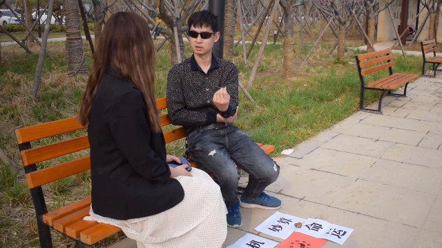 美女怀不上孩子在大街上找人算卦不料一开口就被算命先生骂