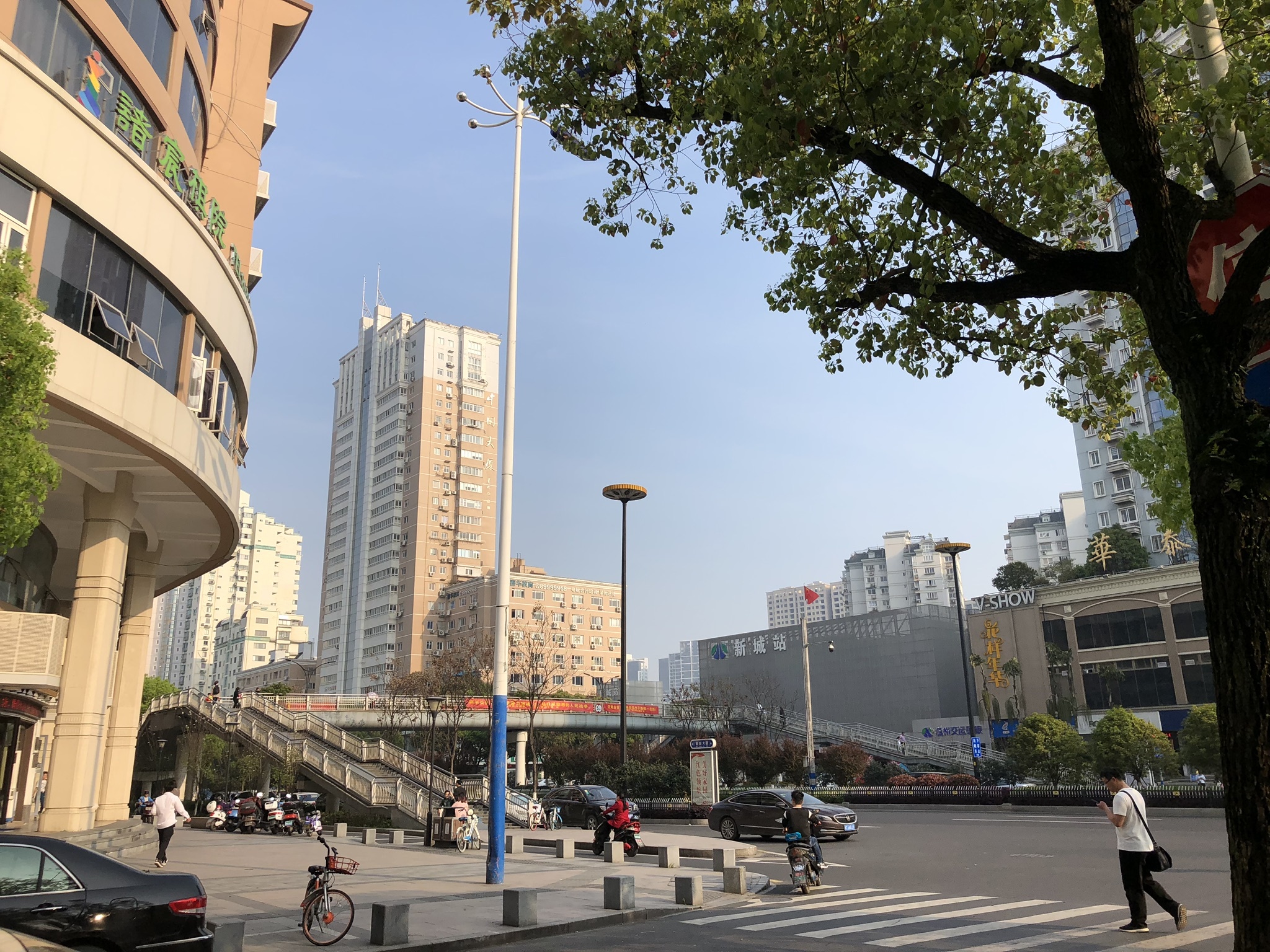 温州新城大道旁的建筑群越建越多,住在附近的居民幸福感十足