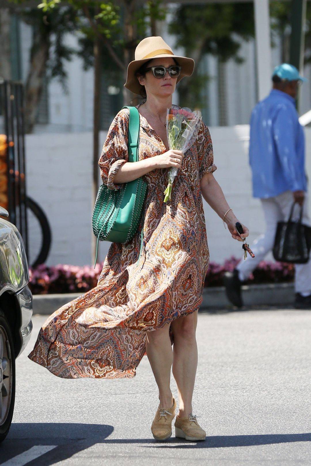 越狱罗宾托尼robintunney穿印花连身裙在洛杉矶出街