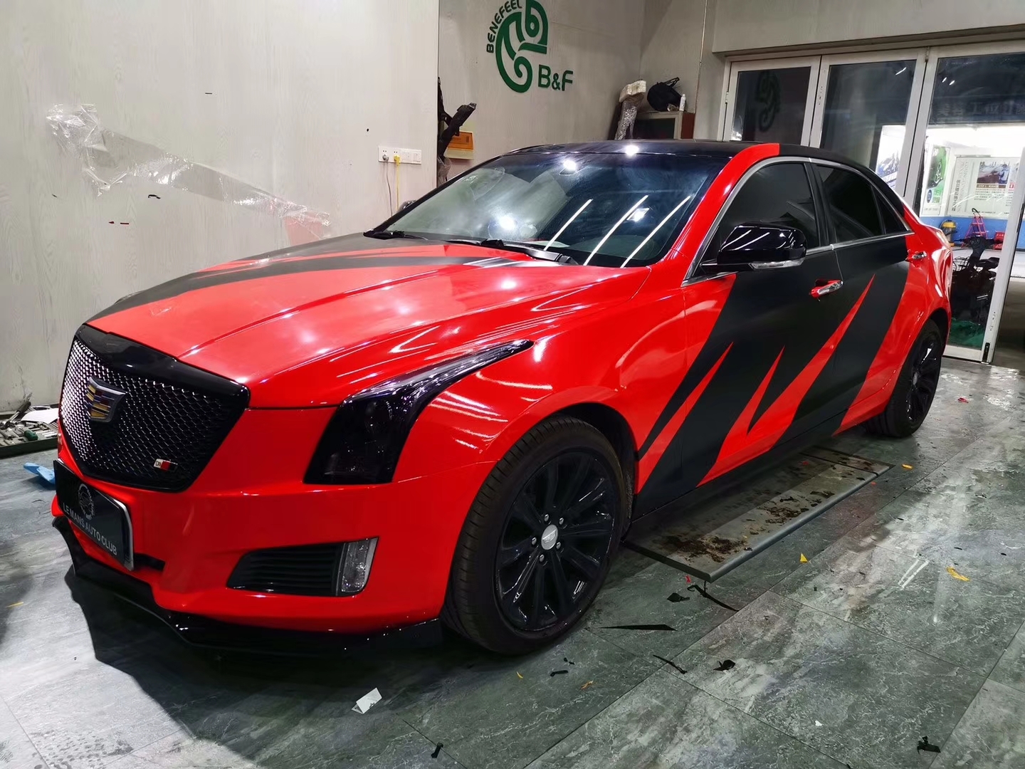 火热的红色和冷静的黑色的碰撞在一起就是这么经典!