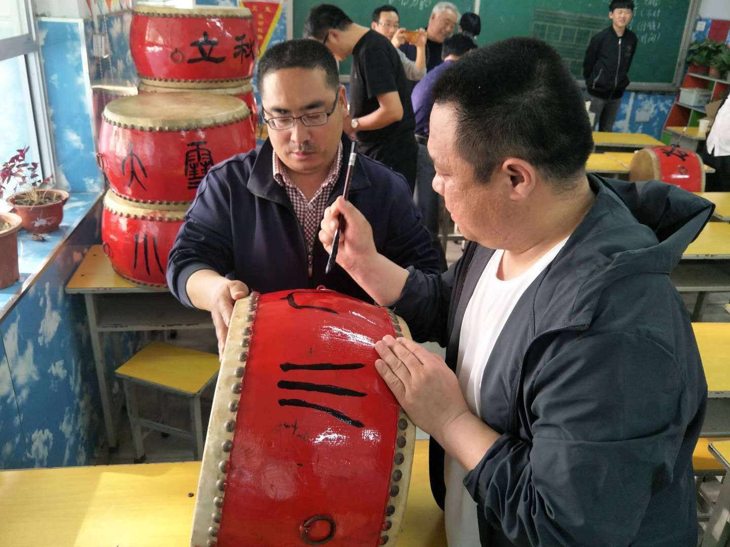 和传统书法艺术的特点,以击鼓为基础,加上武术,舞蹈和配乐,将呐喊与