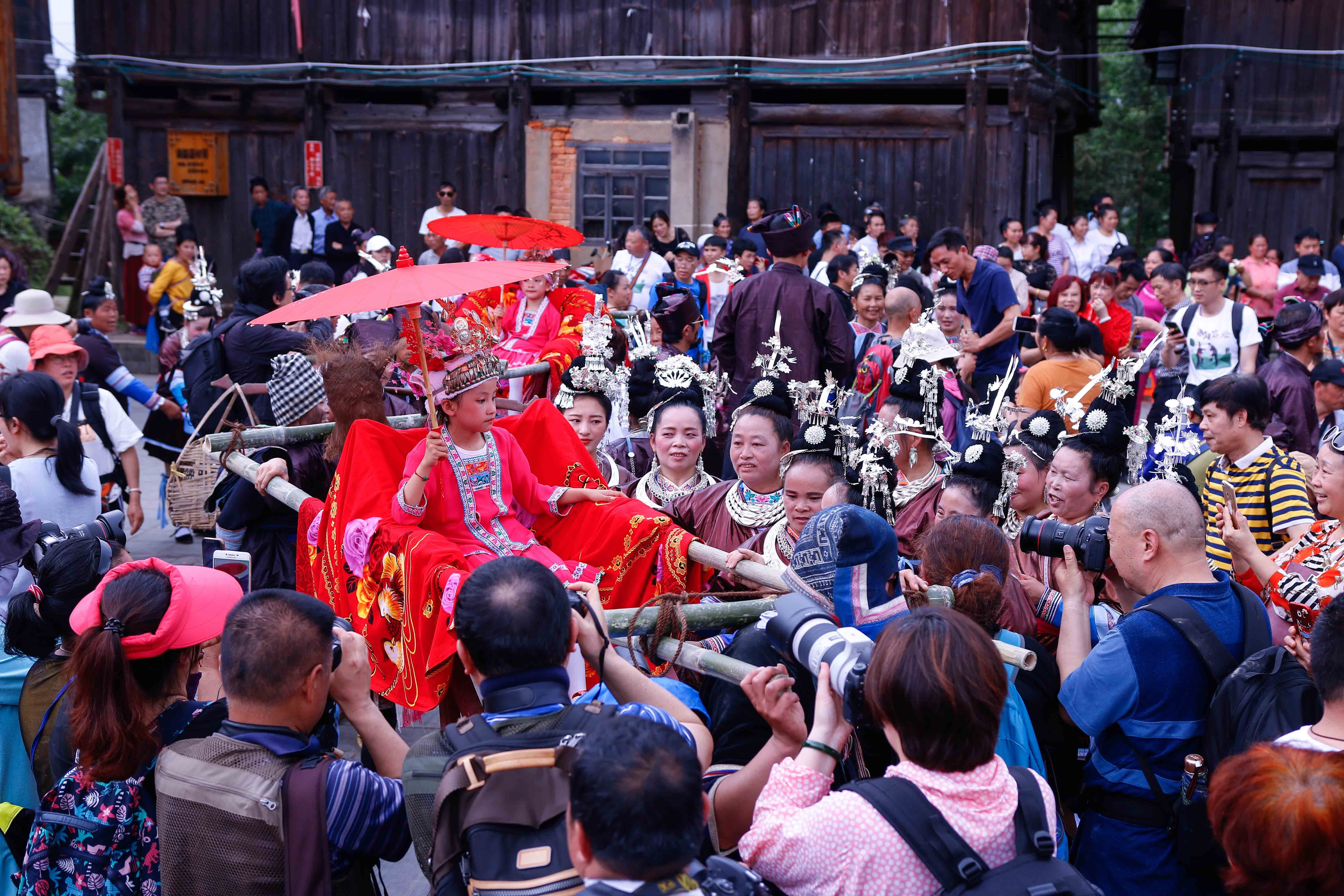 "侗乡第一寨里侗族同胞"抬官人""打花脸"欢度谷雨节