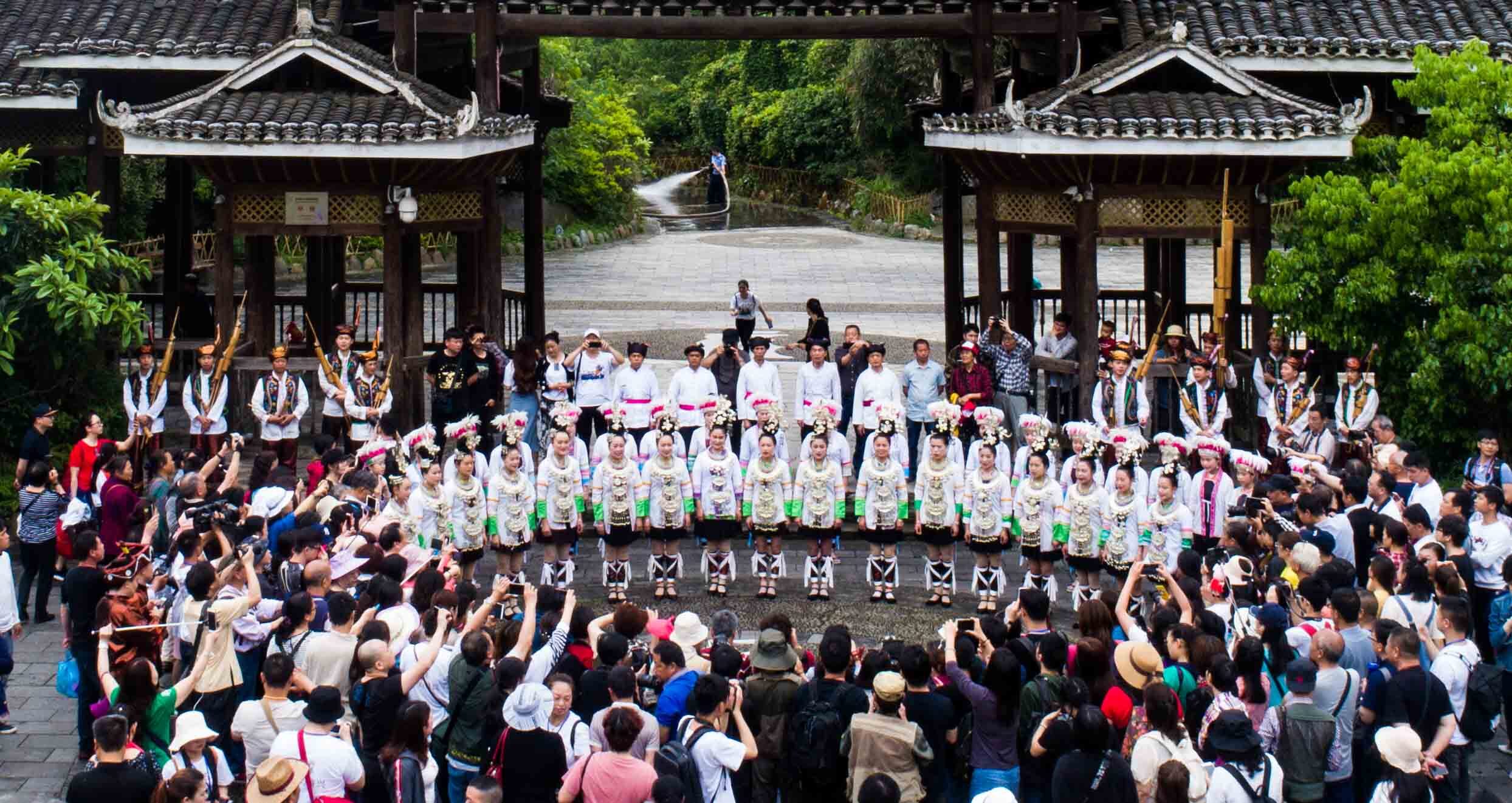 "侗乡第一寨里侗族同胞"抬官人""打花脸"欢度谷雨节