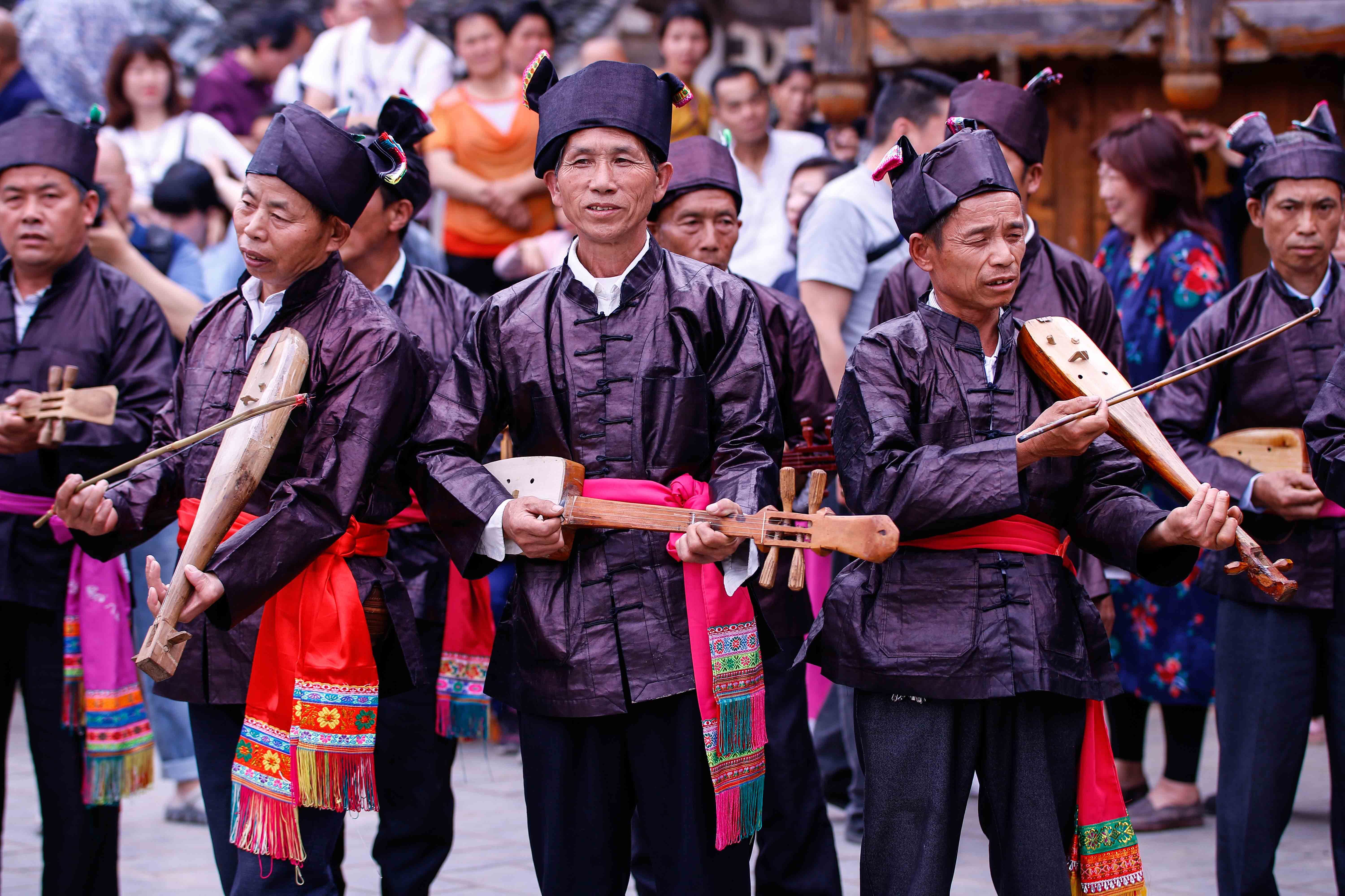 侗乡第一寨里侗族同胞抬官人打花脸欢度谷雨节