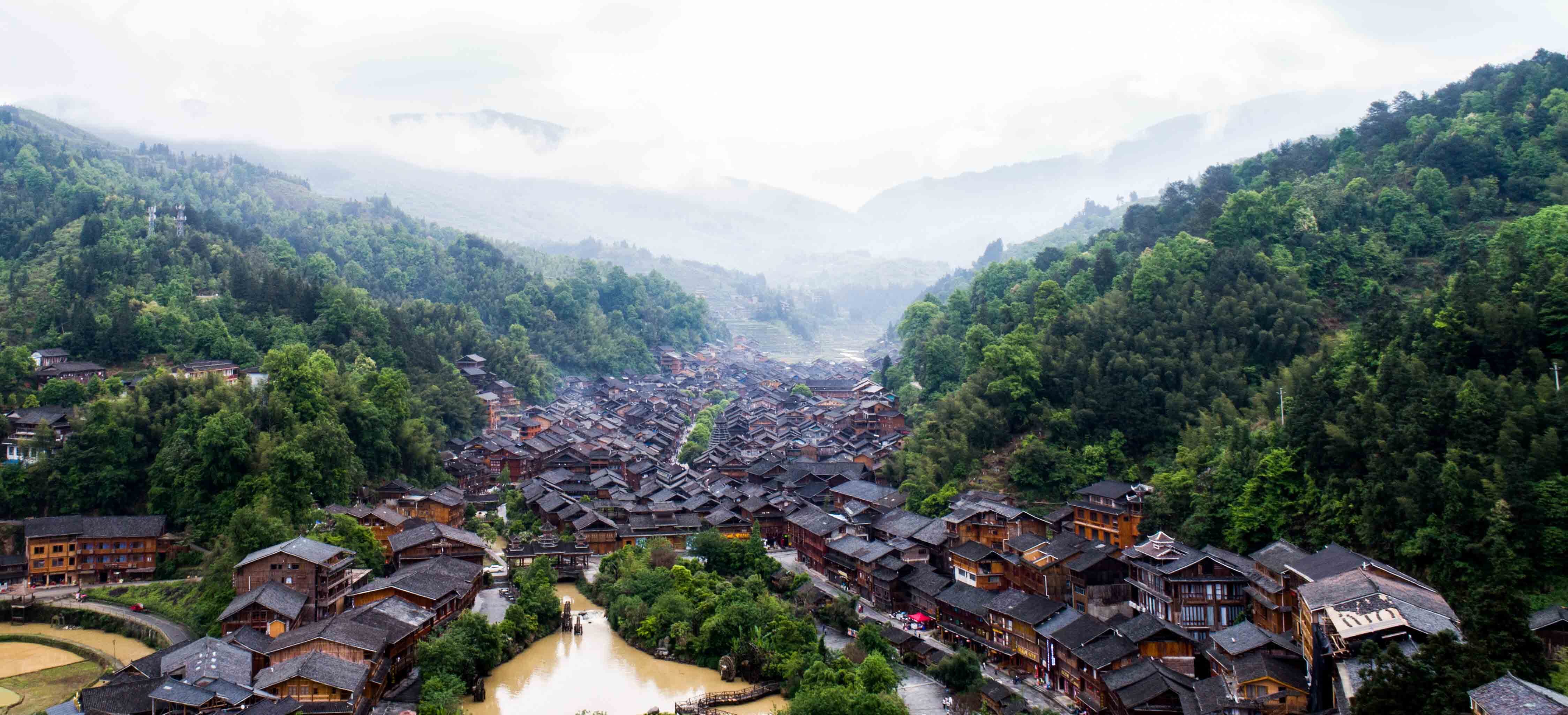 打开凤凰新闻,查看更多高清图片肇兴侗寨寨门迎宾抬官人活动航拍