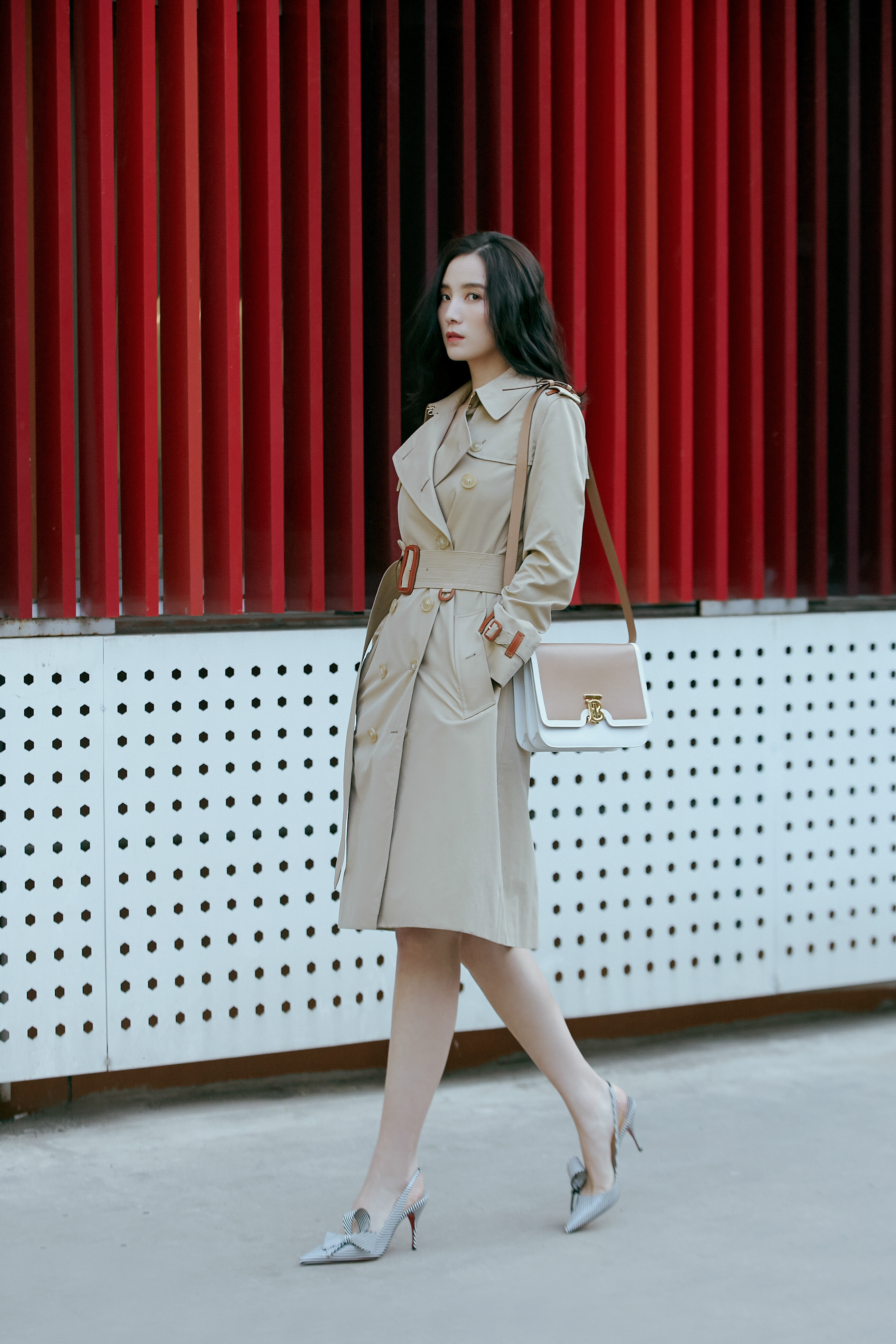 宋佳职场风格时尚大片来袭驼色风衣演绎冷峻都市丽人