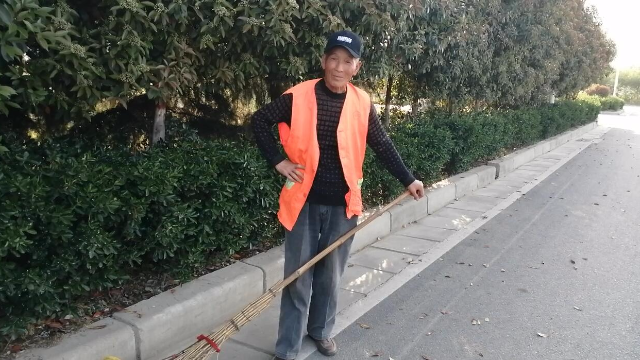 农村老人当环卫工人工资多少环卫大爷告诉你真实收入你怎么看