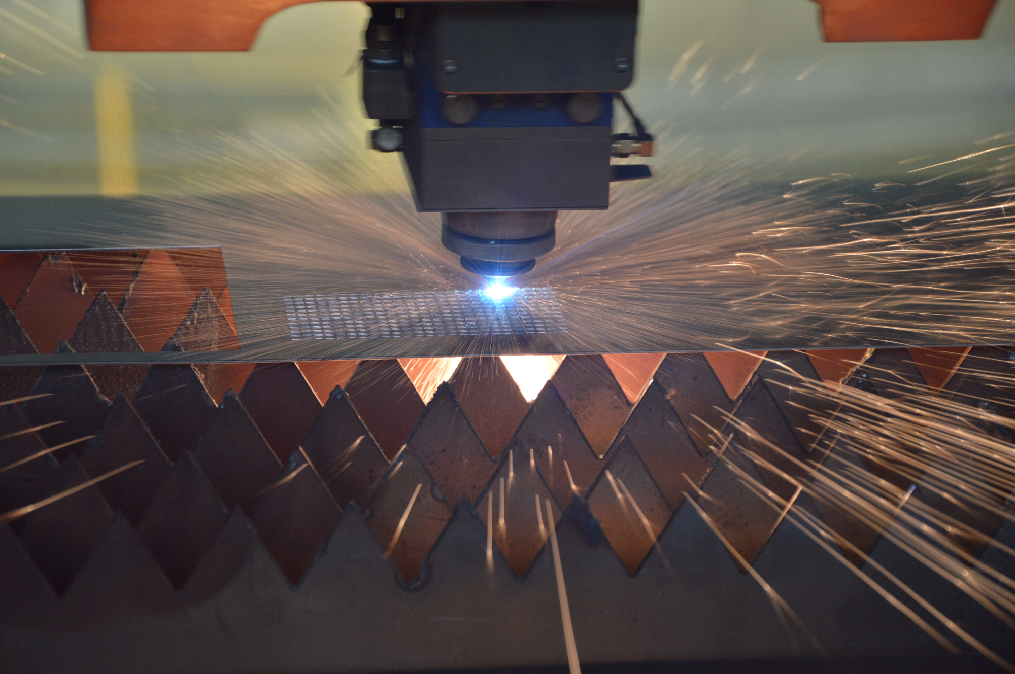 光纤激光切割机在哪些方面有性能优势