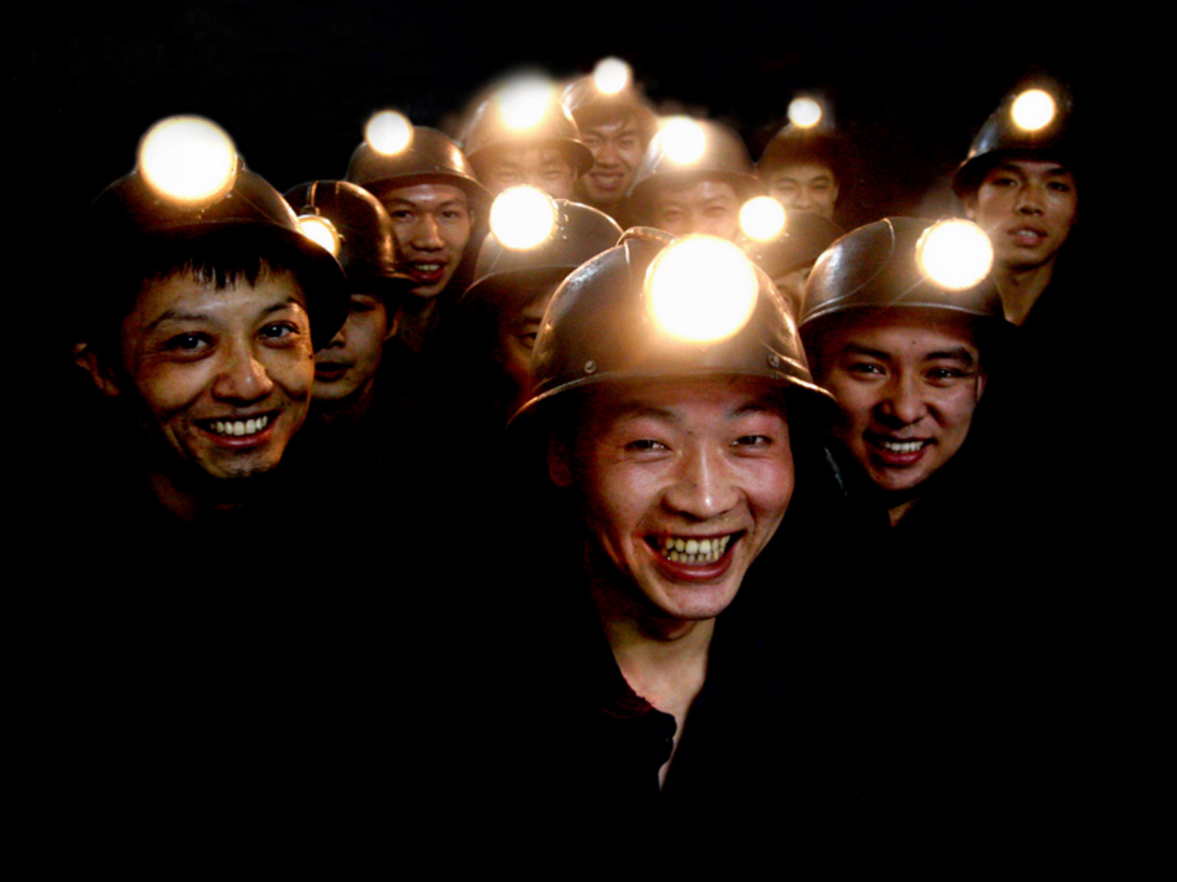 打开凤凰新闻,查看更多高清图片庄重的宣誓开启了矿工们一天的忙碌