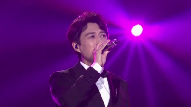 靳东《甜蜜蜜》,沦陷在靳东的歌声里,满脑子都是甜蜜蜜