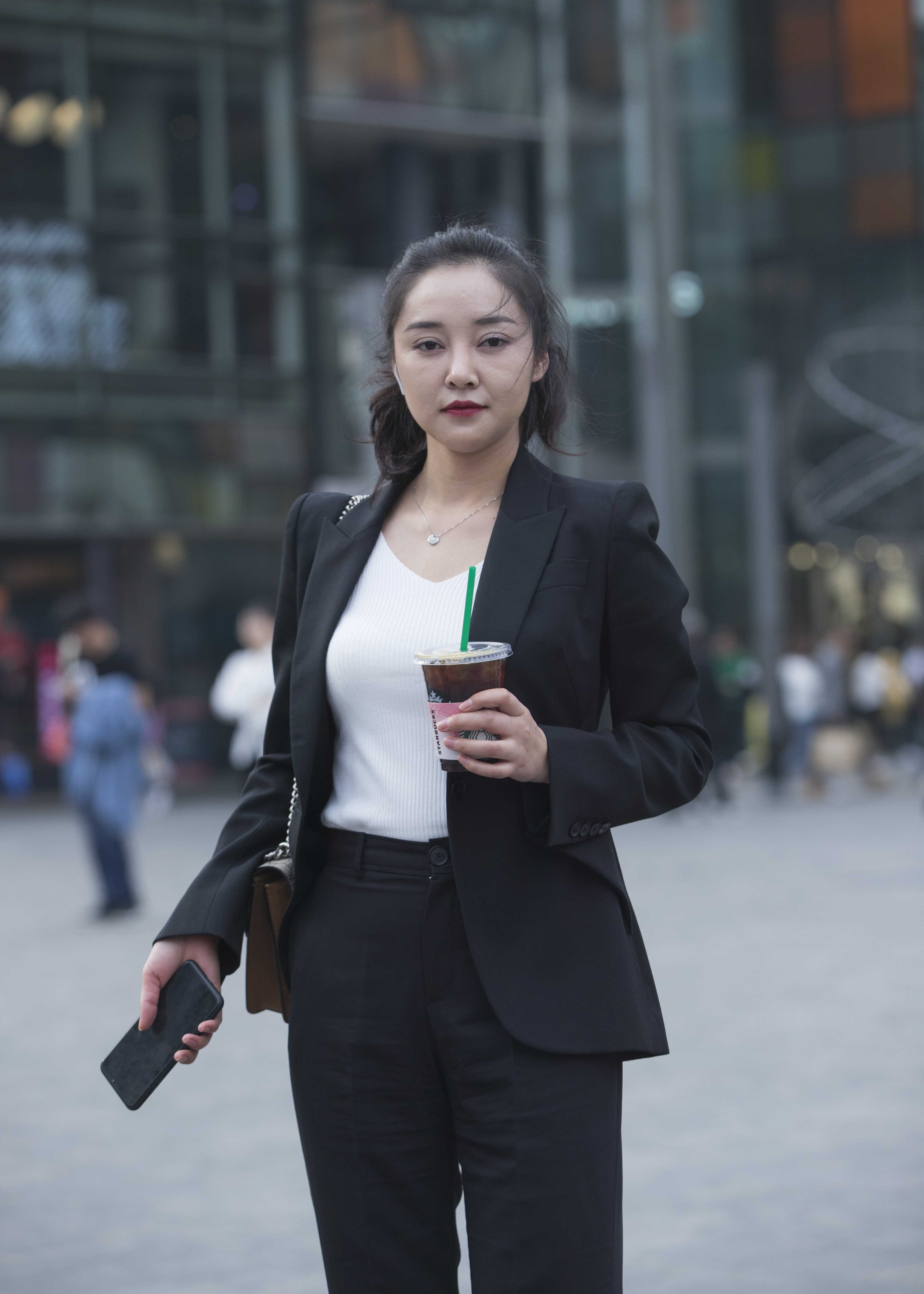 三里屯街拍,西装这样穿,气场与腿长同在_凤凰网时尚_凤凰网