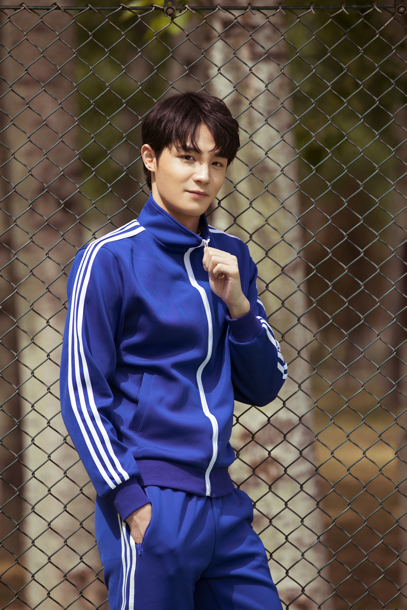 孙思伟最新写真曝光校园漫画长腿学长上线