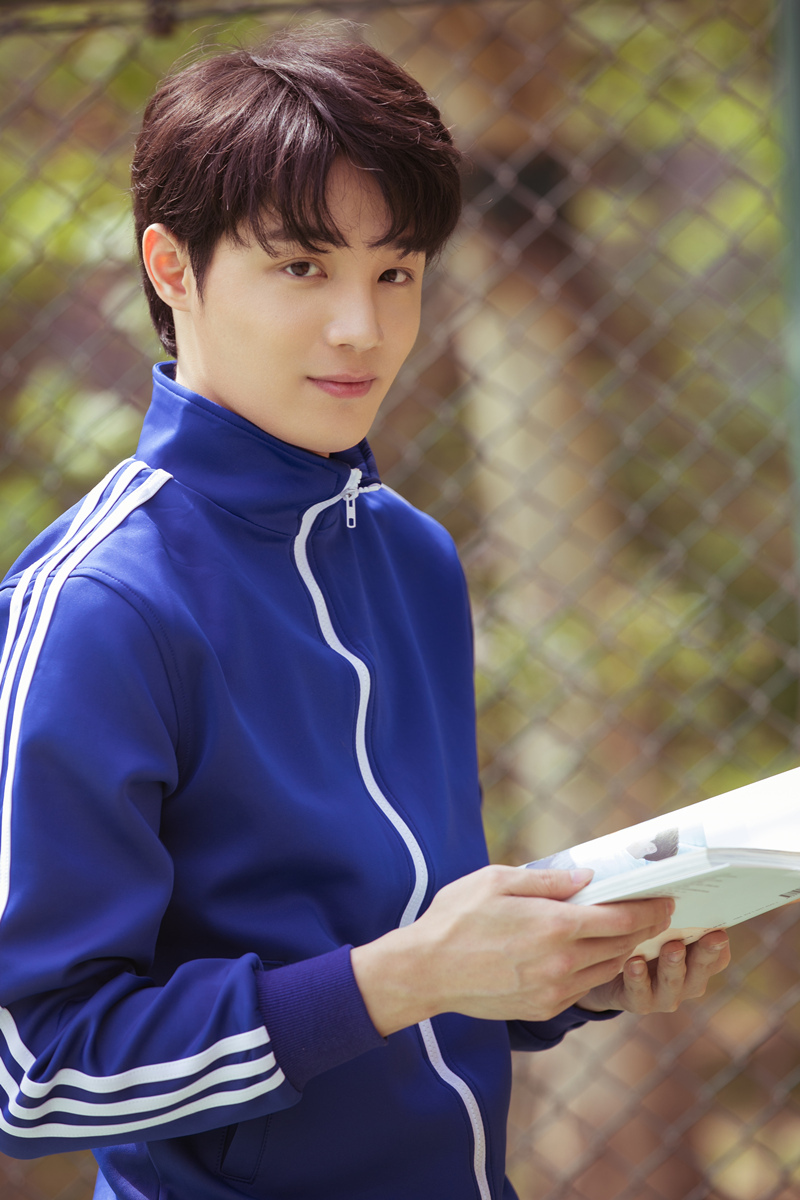 孙思伟最新写真曝光 校园漫画长腿学长上线