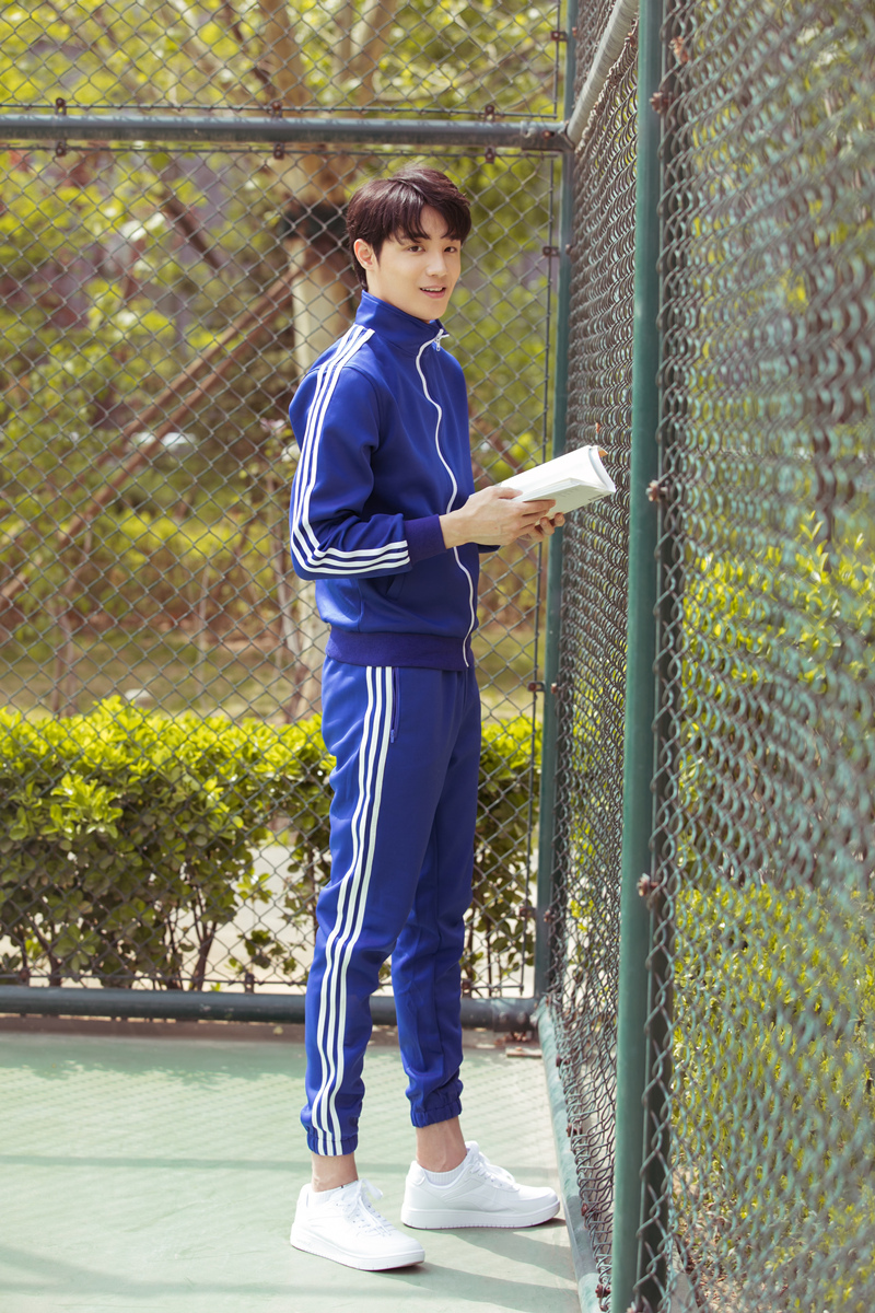 孙思伟最新写真曝光 校园漫画长腿学长上线