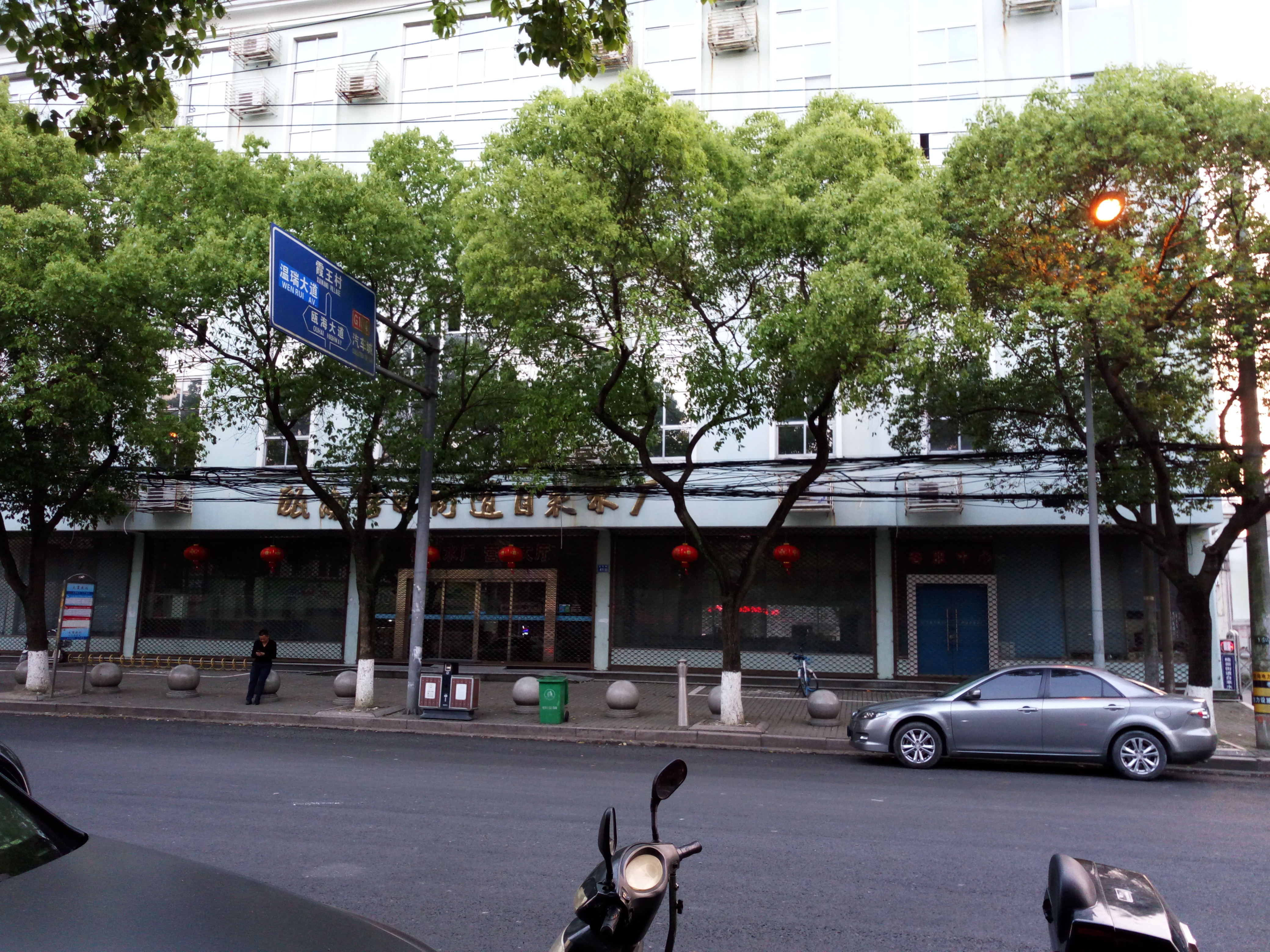 这是温州瓯海的一条普通街道,两所高中居然都在同一个路口