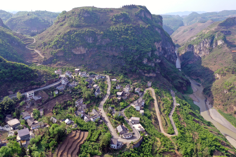 贵州毕节纳雍是喀斯特地貌广泛发育地区,盲谷,伏流,峰林随处可见,有小