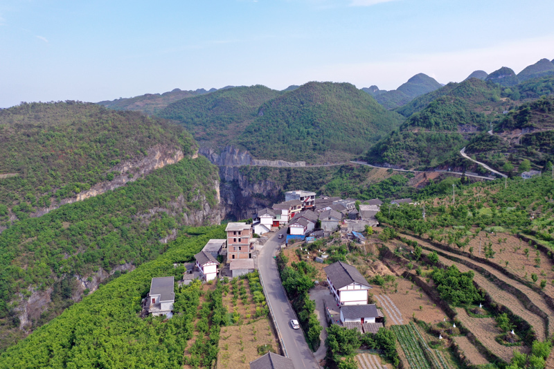 貴州畢節納雍是喀斯特地貌廣泛發育地區,盲谷,伏流,峰林隨處可見,有小