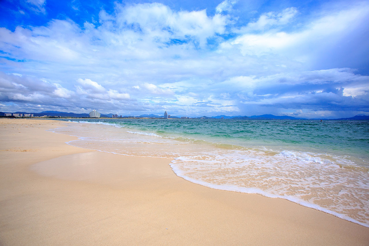 游玩理由蓝天大海是游客来三亚的理由.