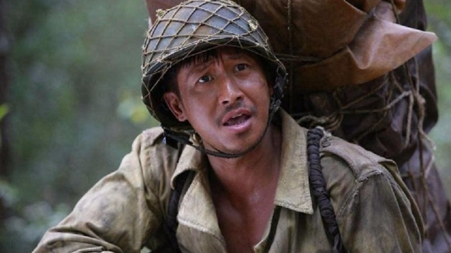 太心酸,老戏骨机场无人认识,还因挡住小鲜肉镜头被一把推开