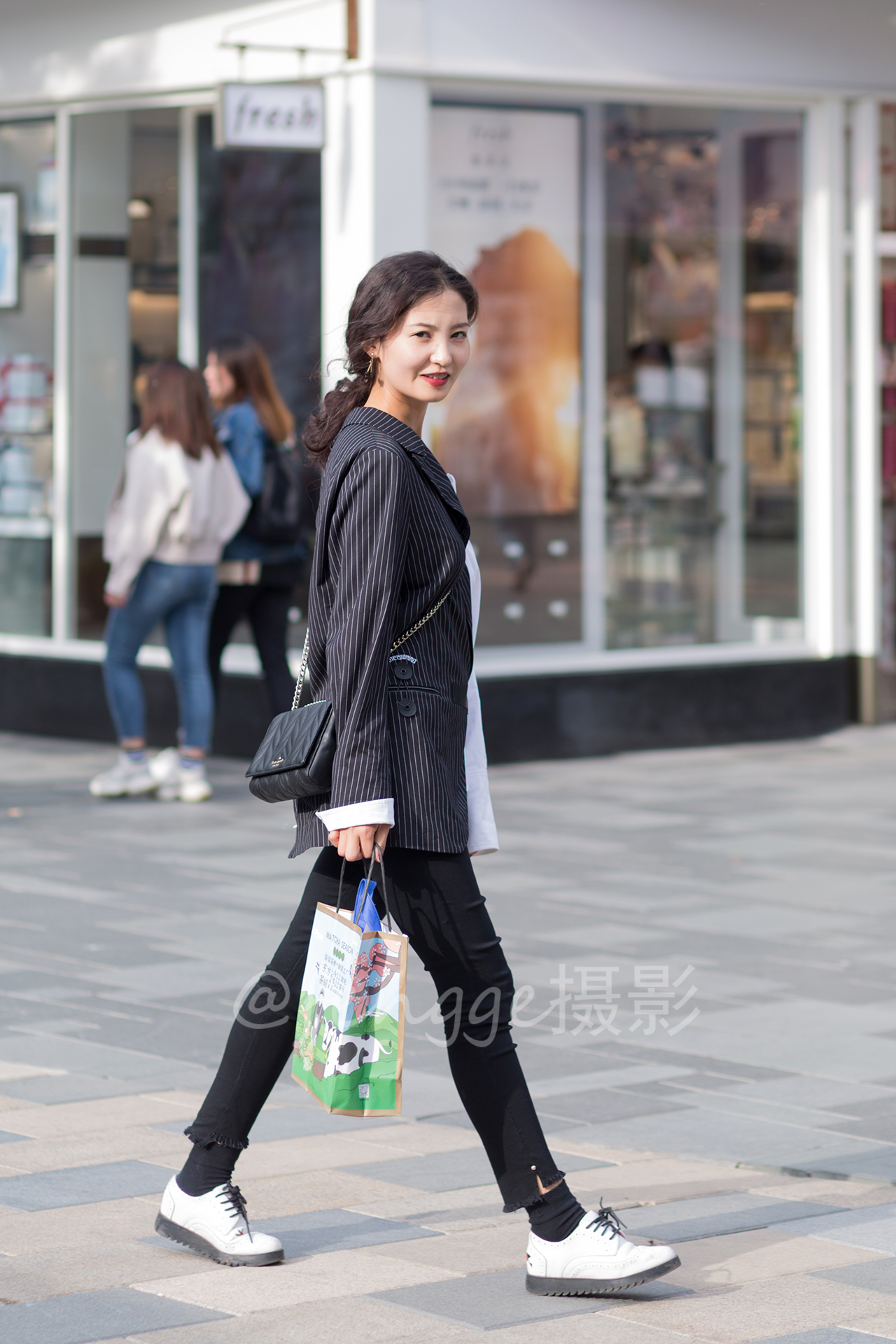 三里屯街拍雨后响晴三里屯潮人穿的时尚笑得也开心