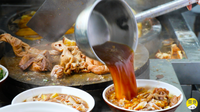 北京30年卤煮火烧一碗肥肠五花肉40元浇一勺卤汤真香