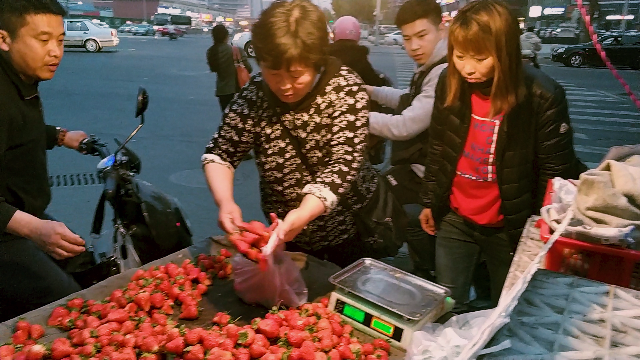 大妈路边摆摊卖草莓又香又甜15元两斤围满了人