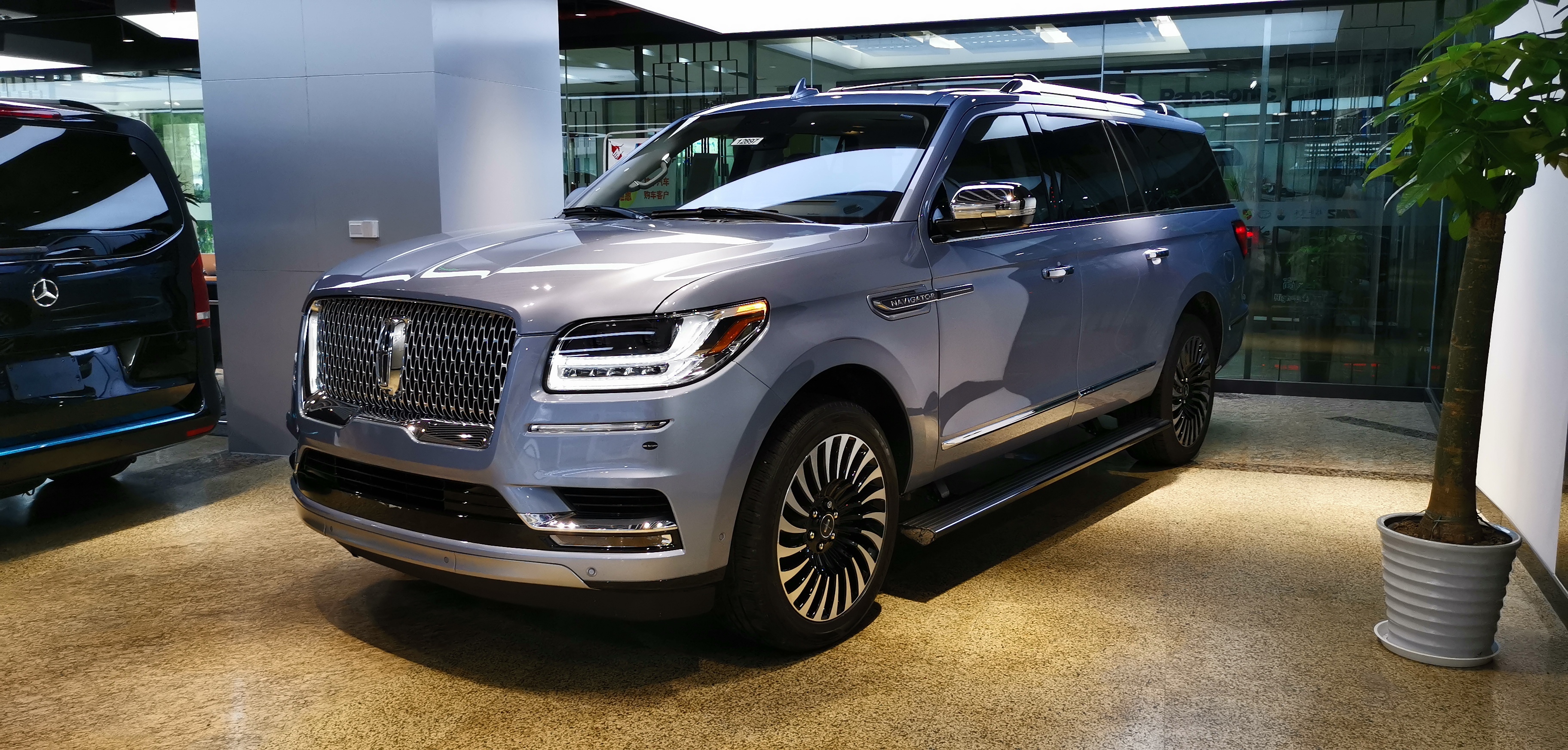 2018款长轴林肯领航员黑标版__凤凰网