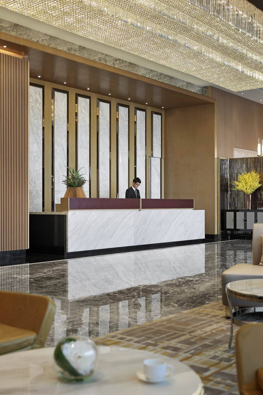 酒店前台背景屏风元素,璀璨舞动的吊灯行云流水,沉静与活泼相映,力量