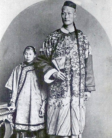 他是清朝的第一个巨人身高达到了319米比姚明还要高