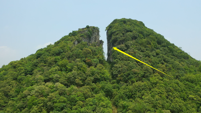 贵州一座山峰被劈成两半是大自然的鬼斧神工还是人力所为