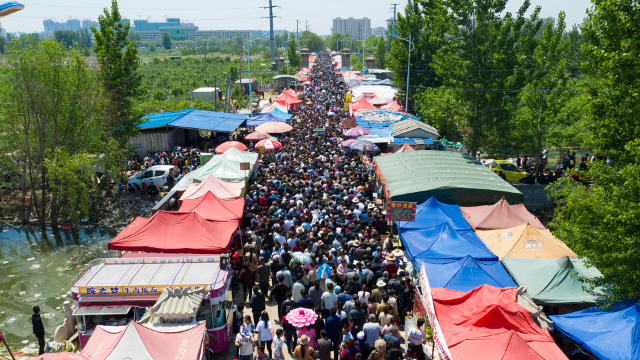 五一节假日第一天,无人机航拍定陶仿山庙会现场,人山人海走不动