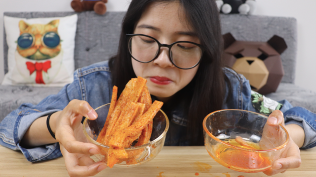 一袋辣条到底有多少油小姑娘亲身实践告诉你看后你还敢吃吗